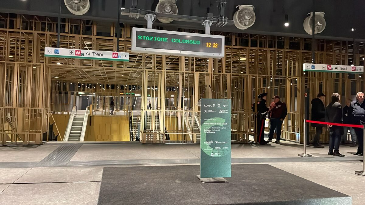 roma metro c oggi l8217apertura delle stazioni colosseo e porta metronia da Lapresse.it roma metro c oggi l8217apertura delle stazioni colosseo e porta metronia
