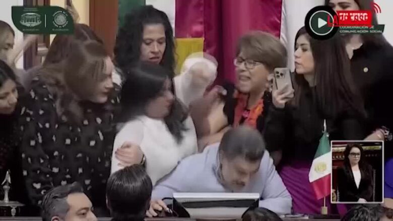Messico, scoppia rissa nel Congresso: deputate si prendono per i capelli