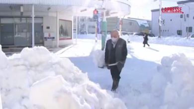 Giappone, forte nevicata su Hokkaido: strade ricoperte da una spessa coltre bianca