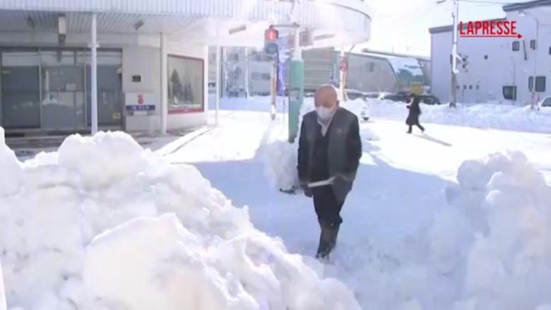 Giappone, forte nevicata su Hokkaido: strade ricoperte da una spessa coltre bianca