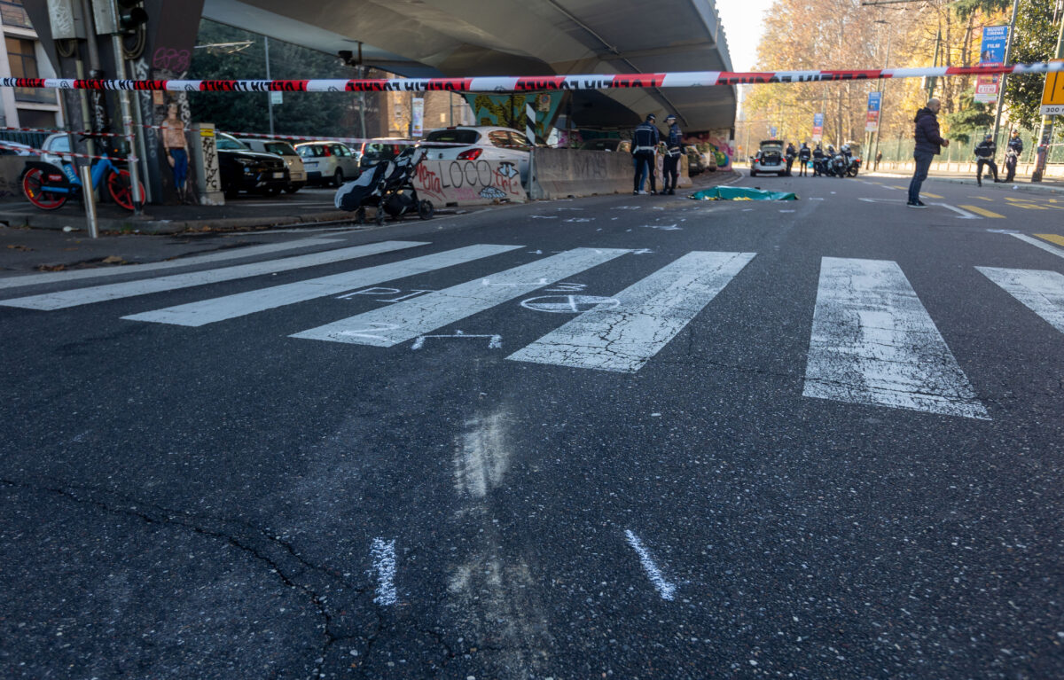 Savona, travolta da un tir: muore ragazza di 22 anni Savona, travolta da un tir: muore ragazza di 22 anni