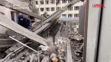 Ucraina, bombe russe su Zaporizhzhia: le immagini dei soccorsi tra le macerie