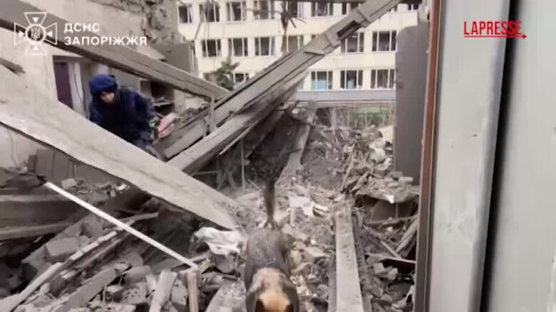 Ucraina, bombe russe su Zaporizhzhia: le immagini dei soccorsi tra le macerie