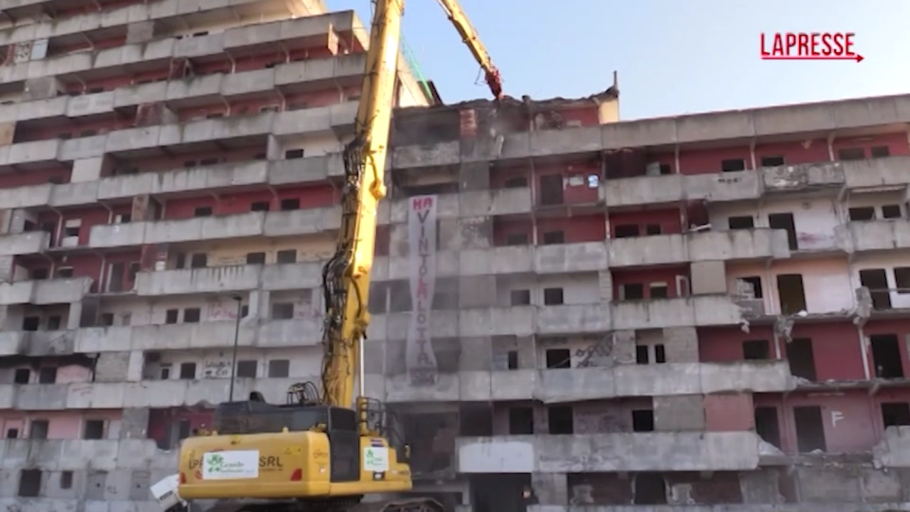 Scampia, iniziato l'abbattimento della Vela Rossa