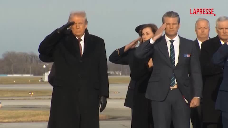 usa trump rende omaggio alle salme dei militari uccisi in siria da Lapresse.it usa trump rende omaggio alle salme dei militari uccisi in siria