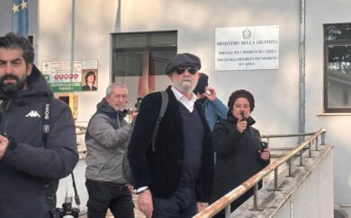 Famiglia nel bosco, assistenti sociali: “Bimbi spaventati da doccia”