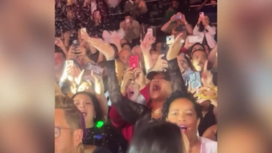 Rihanna al concerto di Mariah Carey a Las Vegas: la cantante scatenata tra il pubblico