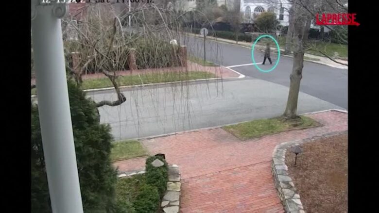 Sparatoria alla Brown University, l'Fbi diffonde nuovi video del sospettato: le immagini