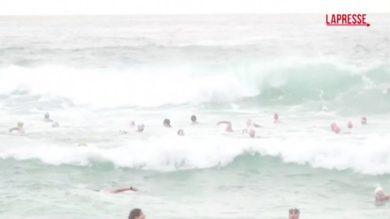 Sydney, a Bondi in 200 organizzano una nuotata per omaggiare le vittime dell'attentato