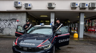 Milano, accoltellato davanti a scuola 18enne: è grave