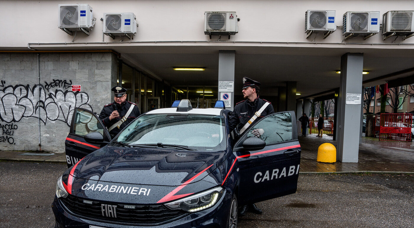 Milano, accoltellato davanti a scuola 18enne: è grave