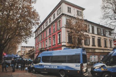 Askatasuna, sgombero al centro sociale di Torino dopo assalti a La Stampa e Leonardo