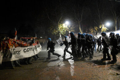 Askatasuna, sgomberato il centro sociale di Torino. Idranti su attivisti. Poi la manifestazione e le cariche degli agenti
