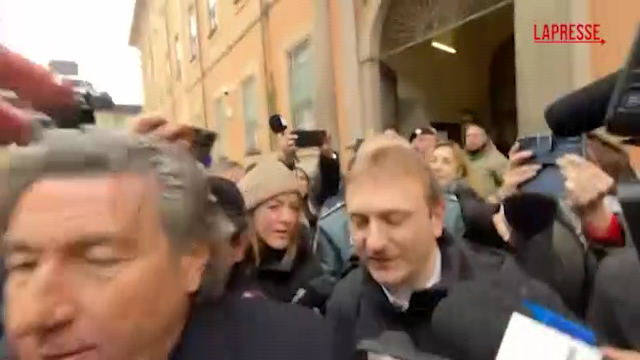 delitto garlasco la ressa all uscita di alberto stasi dal tribunale da Lapresse.it delitto garlasco la ressa all uscita di alberto stasi dal tribunale