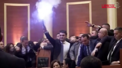 Albania: rissa in Parlamento con urla, spintoni e fumogeni