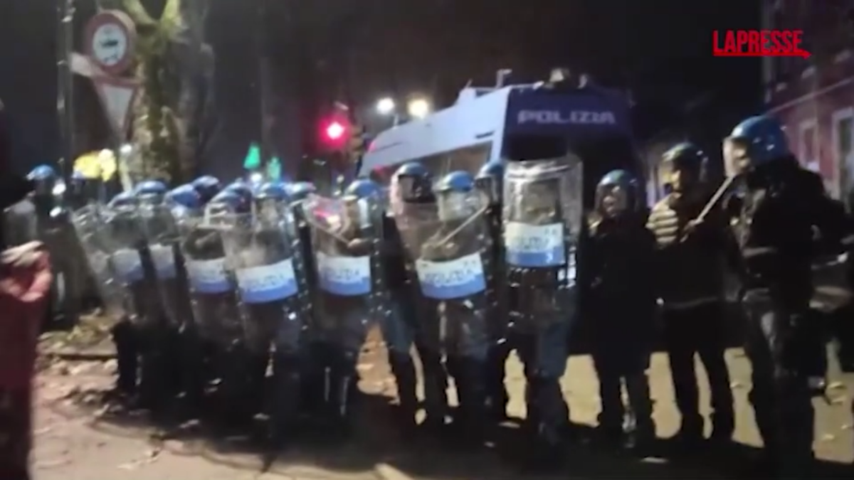 Askatasuna, sgomberato il centro sociale di Torino: cariche e idranti contro i manifestanti