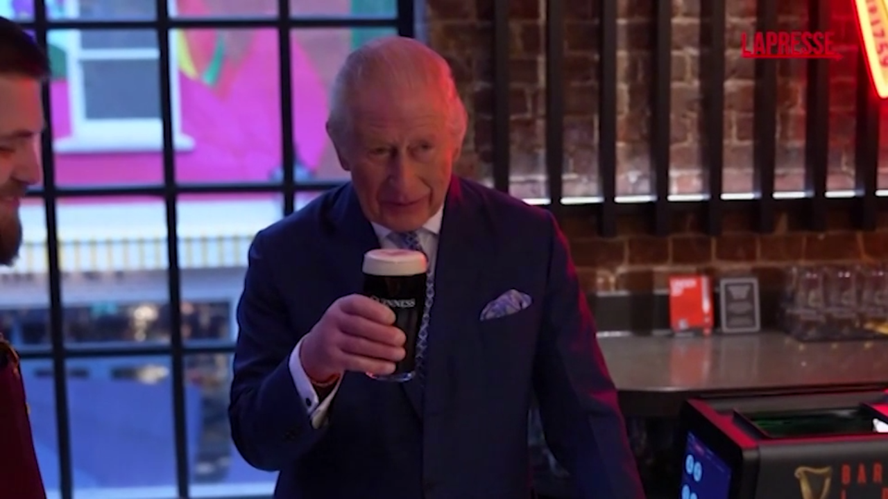 re carlo iii degusta birre allo store guinness di londra da Lapresse.it re carlo iii degusta birre allo store guinness di londra