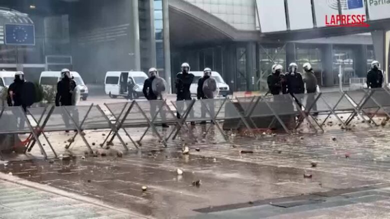 Ue, agricoltori contro l’accordo con Mercosur: scontri con la polizia