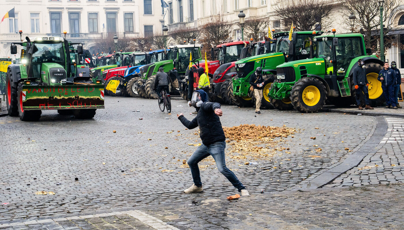 Consiglio Europeo, si discute di via libera a Mercosur: a Bruxelles protesta degli agricoltori e scontri Consiglio Europeo, si discute di via libera a Mercosur: a Bruxelles protesta degli agricoltori e scontri