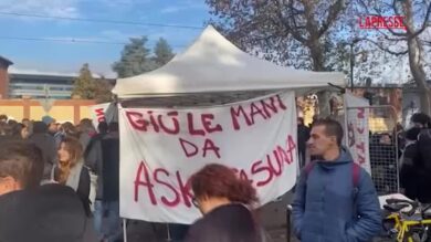 Askatasuna, idranti sugli attivisti davanti al centro sociale di Torino