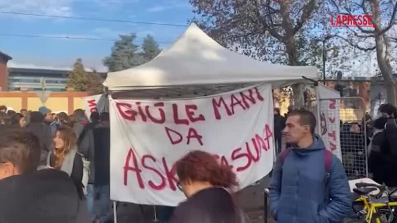 Askatasuna, idranti sugli attivisti davanti al centro sociale di Torino