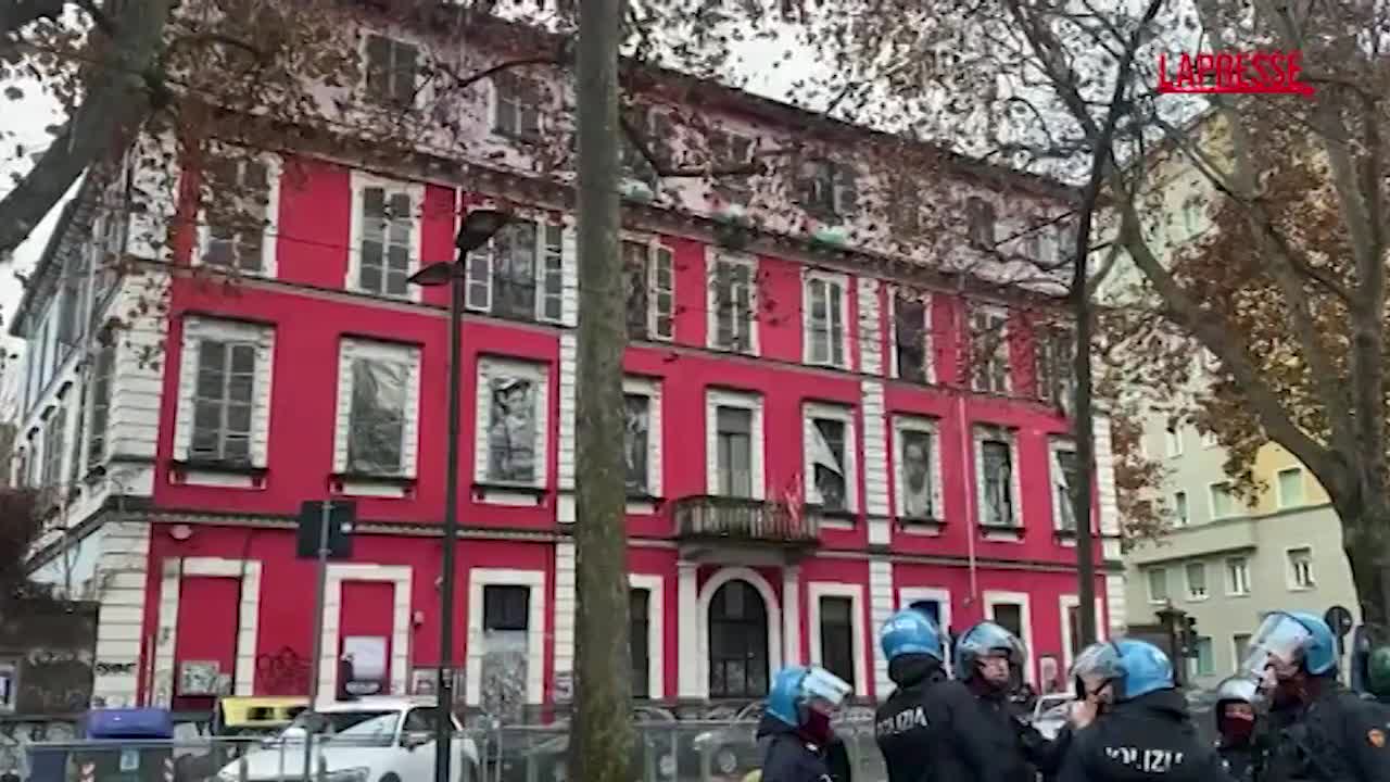 torino perquisizioni al centro askatasuna la polizia schierata davanti al centro sociale da Lapresse.it torino perquisizioni al centro askatasuna la polizia schierata davanti al centro sociale