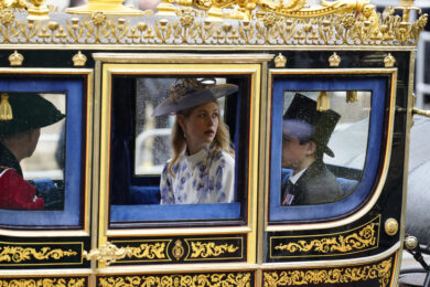 Louise Windsor, la nipote di Re Carlo seduta a terra in treno: la foto diventa virale