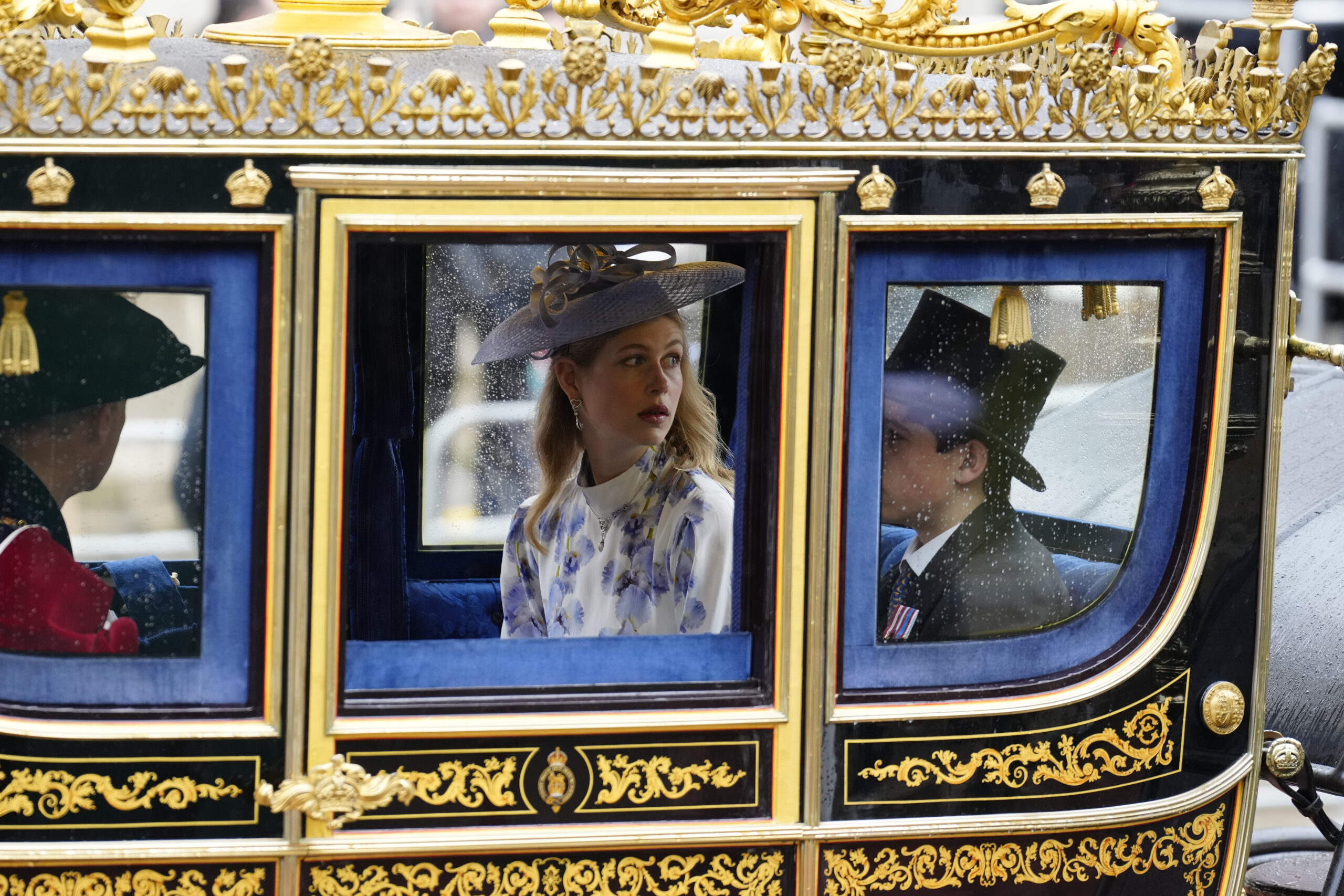 Louise Windsor, la nipote di Re Carlo seduta a terra in treno: la foto diventa virale Louise Windsor, la nipote di Re Carlo seduta a terra in treno: la foto diventa virale