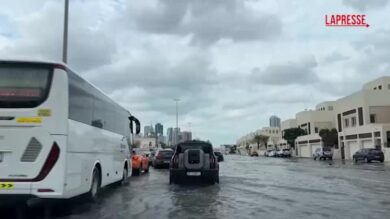 Maltempo a Dubai, piogge torrenziali e allagamenti: traffico in tilt