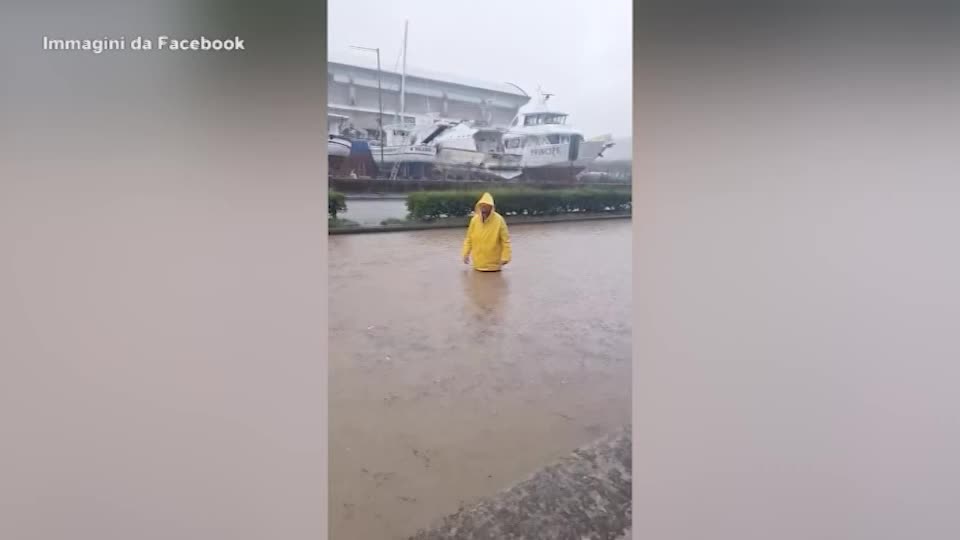 Isola d'Elba, allerta maltempo: le strade invase dall'acqua a Portoferraio