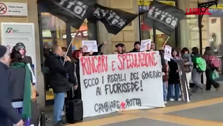 Bologna, sit in alla stazione Centrale per il caro biglietti e il diritto allo studio