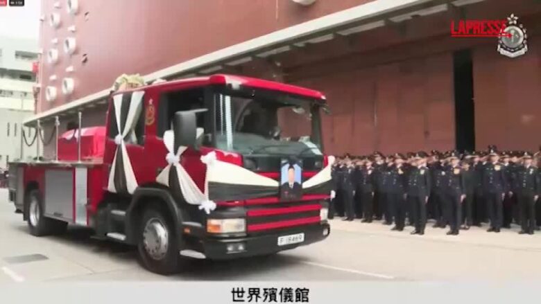Hong Kong, i funerali del pompiere morto nell'incendio nel complesso residenziale