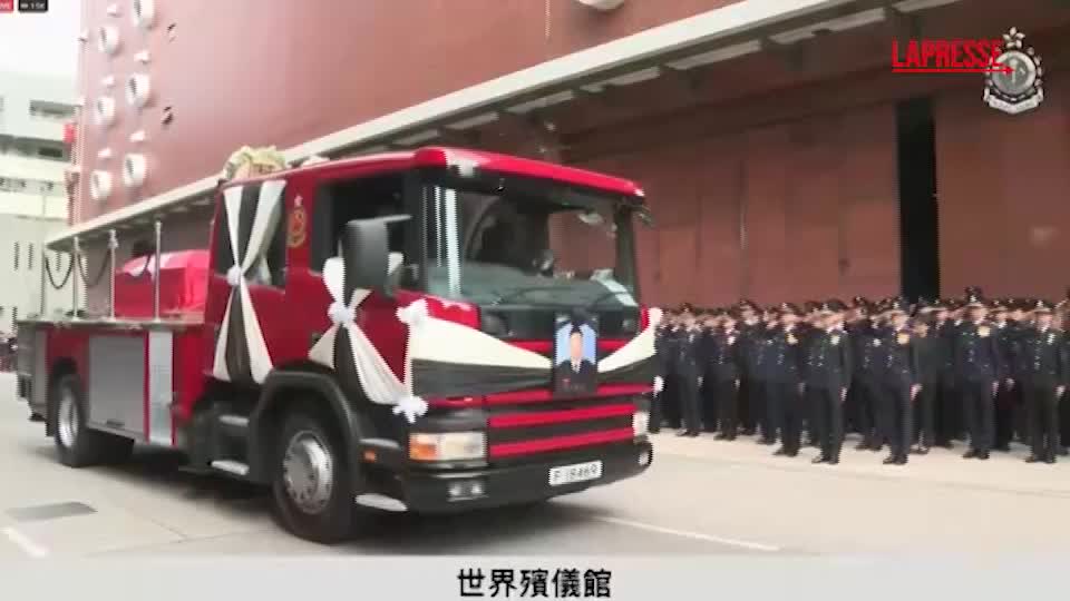 Hong Kong, i funerali del pompiere morto nell'incendio nel complesso residenziale