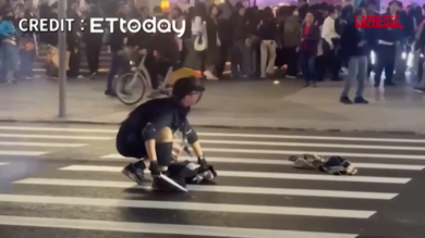 Taipei, le immagini dell’aggressione con coltello: passanti colpiti a caso