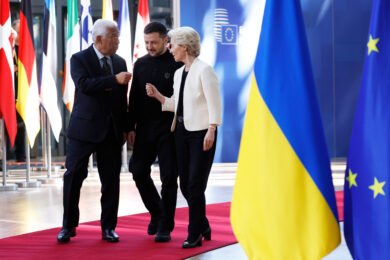 Ucraina, accordo Ue sui fondi a Kiev. Addio agli asset russi, arriva un prestito da 90 miliardi