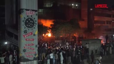 Bangladesh, disordini dopo la morte di un attivista: a fuoco la sede di un quotidiano