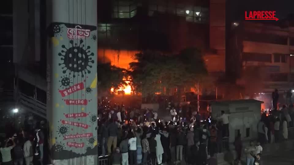 Bangladesh, disordini dopo la morte di un attivista: a fuoco la sede di un quotidiano