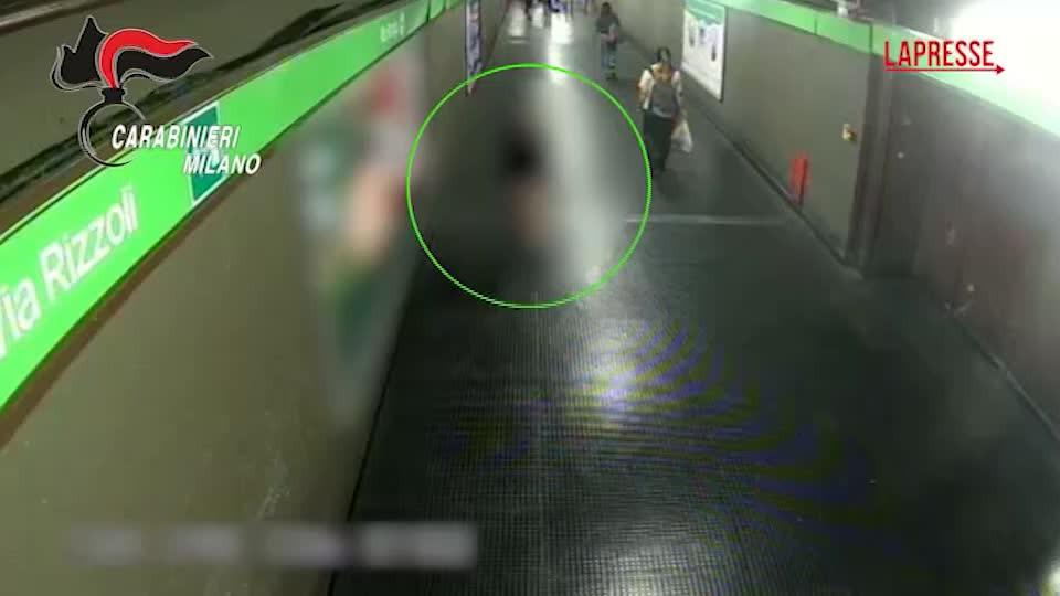 Milano, arrestato 19enne per violenza su due minorenni: pedinava le vittime in metro
