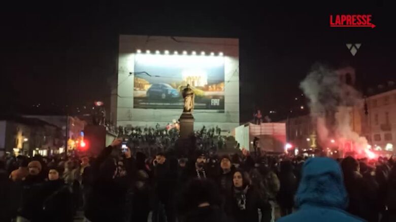 Torino, corteo Askatasuna si chiude con scritte proiettate sui palazzi
