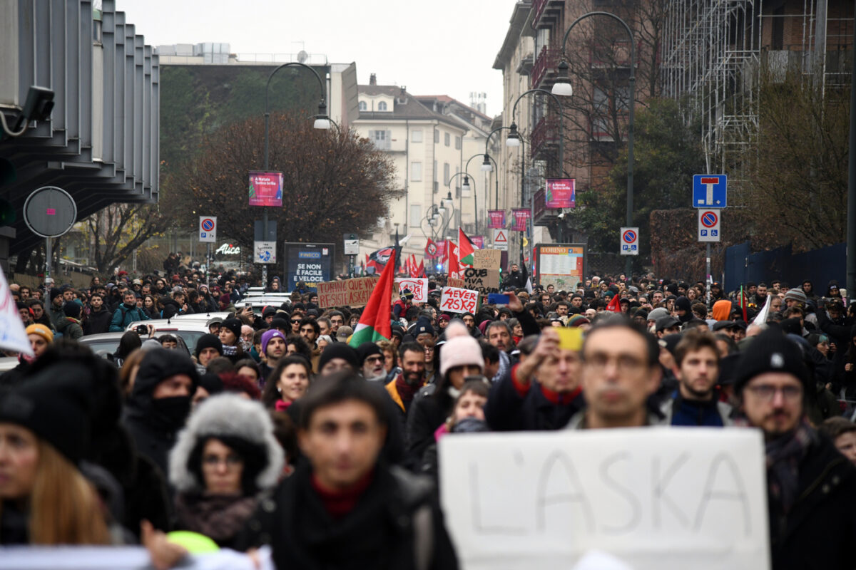 Askatasuna, al via la manifestazione contro lo sgombero del centro sociale di Torino – La diretta