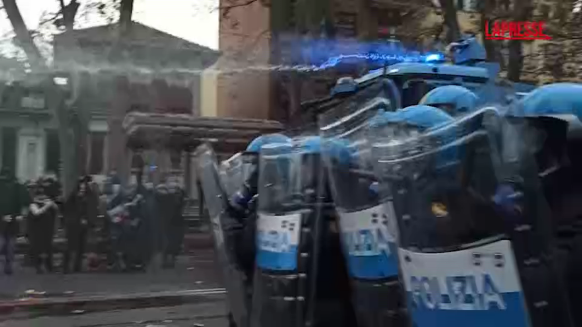 Torino, scontri al corteo contro lo sgombero di Askatasuna: cassonetti in fiamme