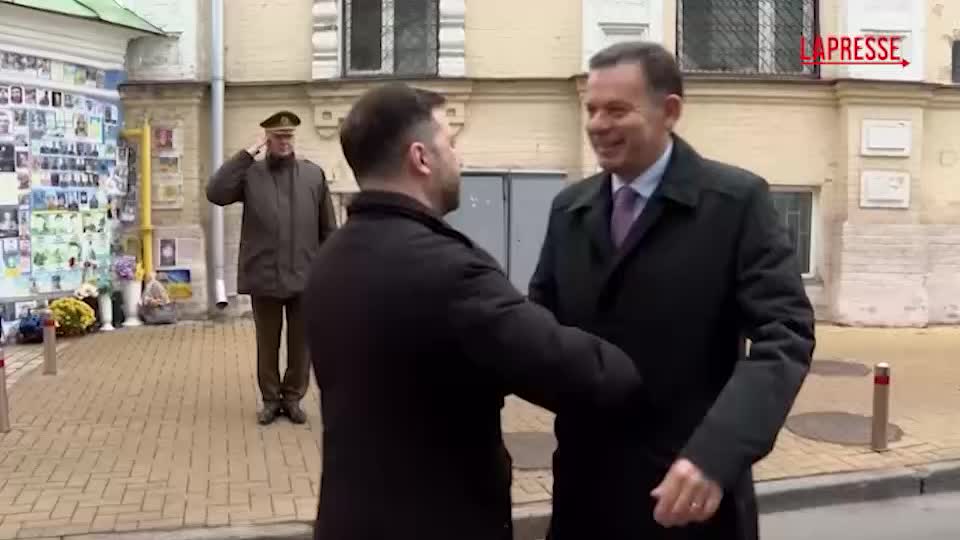 Ucraina, premier portoghese in visita a Kiev. Zelensky: "Usa hanno proposto colloqui anche con Russia e Ue"