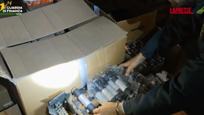Napoli, maxi sequestro di fuochi d'artificio illegali: due tonnellate e mezzo