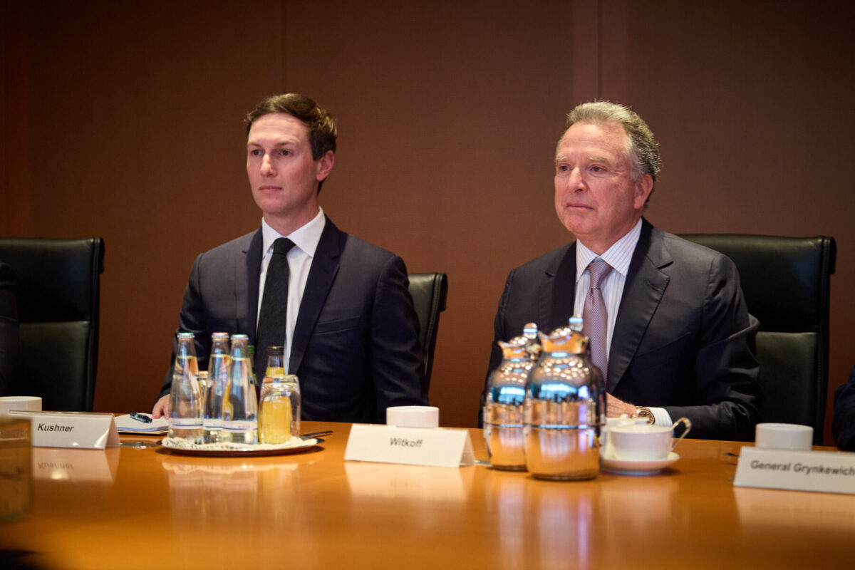 Ucraina, oggi colloqui a Miami. Kiev colpisce una nave da guerra russa nel Mar Caspio – La diretta