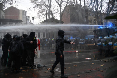 Torino, scontri al corteo contro lo sgombero di Askatasuna: 9 agenti feriti