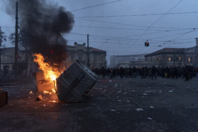 Torino, scontri al corteo contro lo sgombero di Askatasuna: 11 agenti feriti