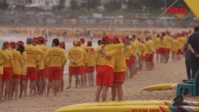 Bondi Beach, centinaia di bagnini rendono omaggio alle vittime dell'attentato di domenica scorsa