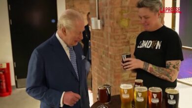 Regno Unito, Re Carlo si improvvisa 'barista' e assaggiatore di birre