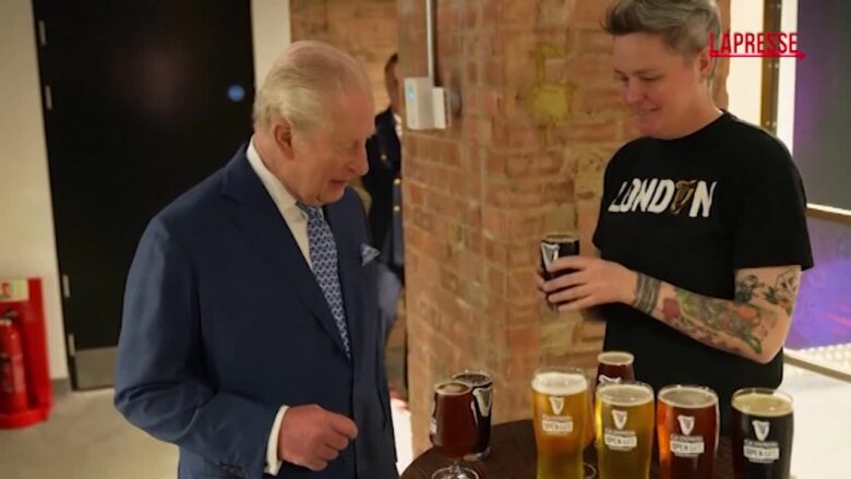 Regno Unito, Re Carlo si improvvisa 'barista' e assaggiatore di birre