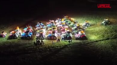 Isernia: 40 trattori formano un albero di Natale, illuminata la notte di Capracotta